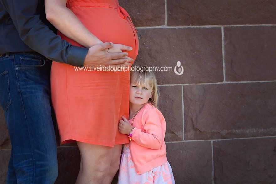 maternity photography of mom and family at lambert castle