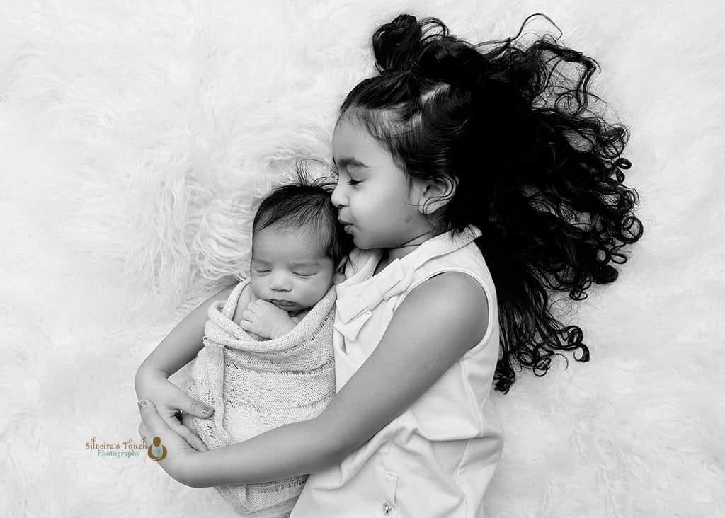 newborn pose with sibling