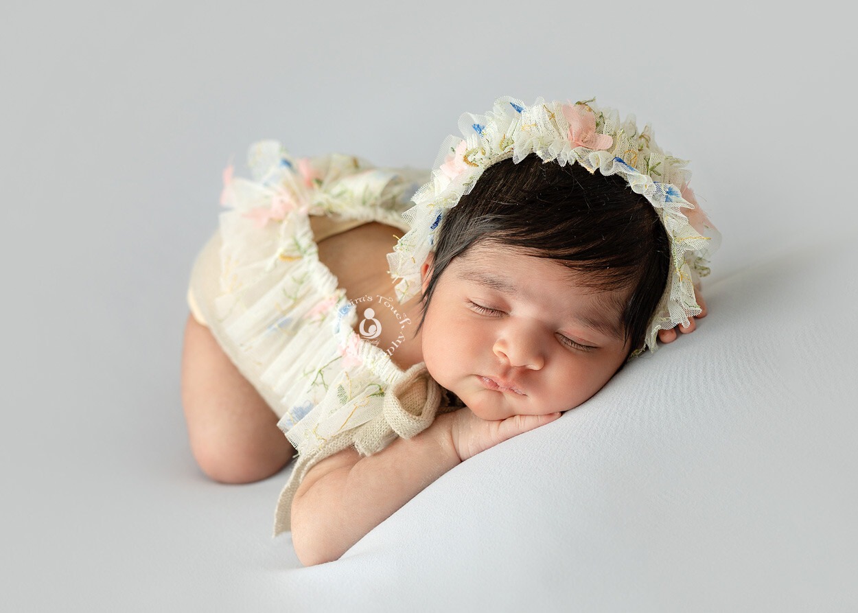 amazing newborn baby pose