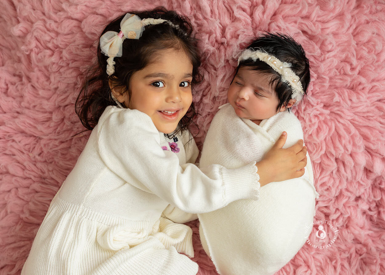 newborn photography with siblings