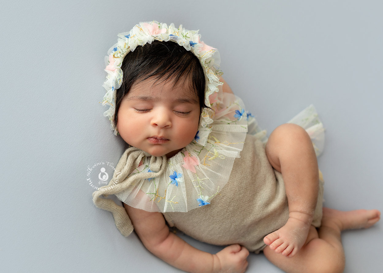 simple newborn pose photo idea